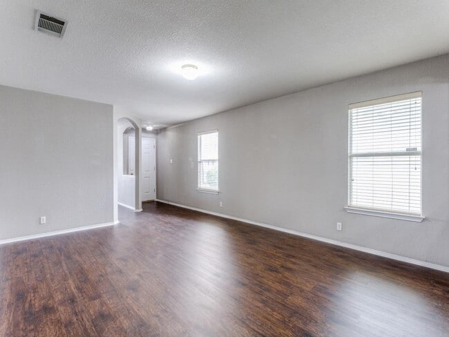 Photo - 105 Loryn Dr