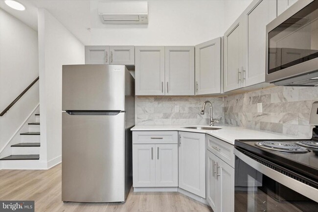 Building Photo - 2250 N Woodstock St