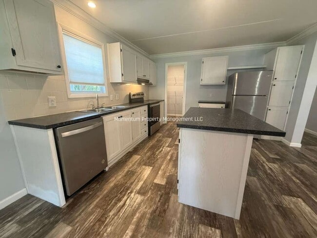 Building Photo - Gorgeous 3/2 Brooksville Available Now !