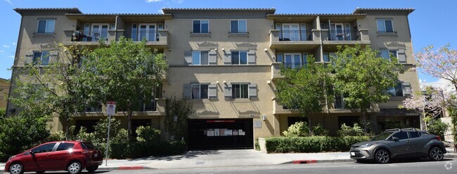 Building Photo - 7851 Ventura Canyon Ave Unit 204 Rental