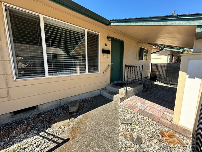 Building Photo - upgraded 2 bedroom 1 bath condo in downtow... Unit #6