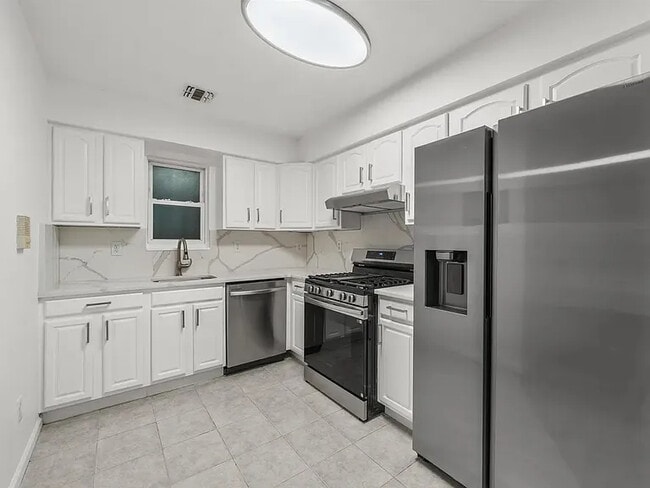 Building Photo - 71 Woodlawn Ave Unit 2