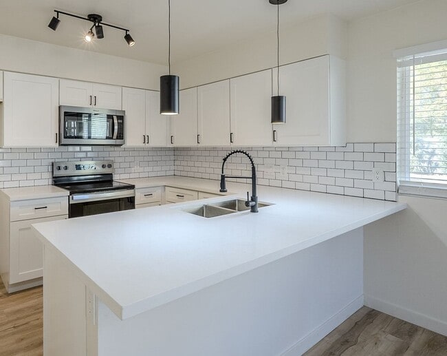 Building Photo - First floor fully updated unit! Rental