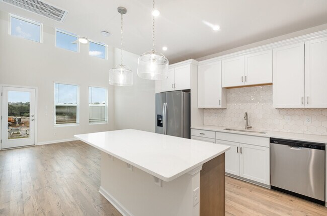 Photo - 605 Club View Way