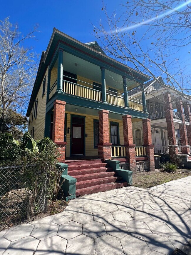 2 Bed / 1 Bath Upstairs Unit Near Downtown... - 2 Bed / 1 Bath Upstairs Unit Near Downtown...