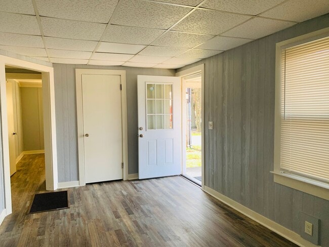 Building Photo - 2 Bedroom House