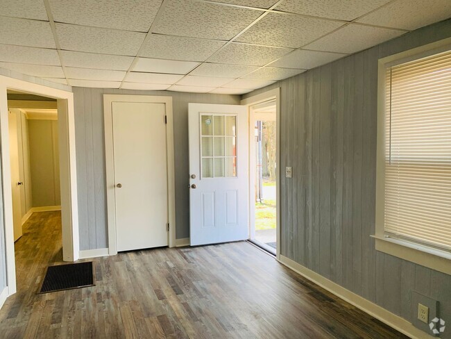 Building Photo - 2 Bedroom House