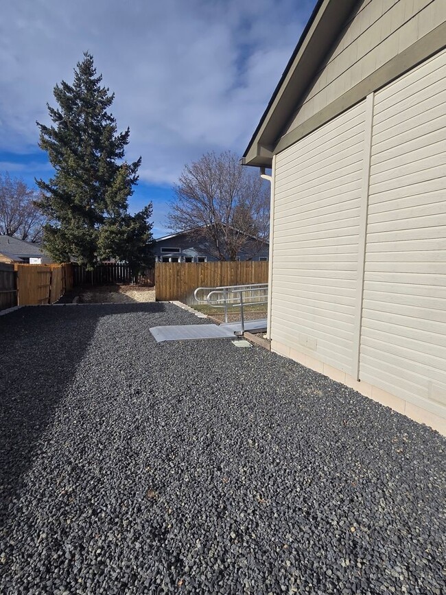 Photo - 1920 square foot single family home has 4 bedrooms and 2.0 bathrooms.