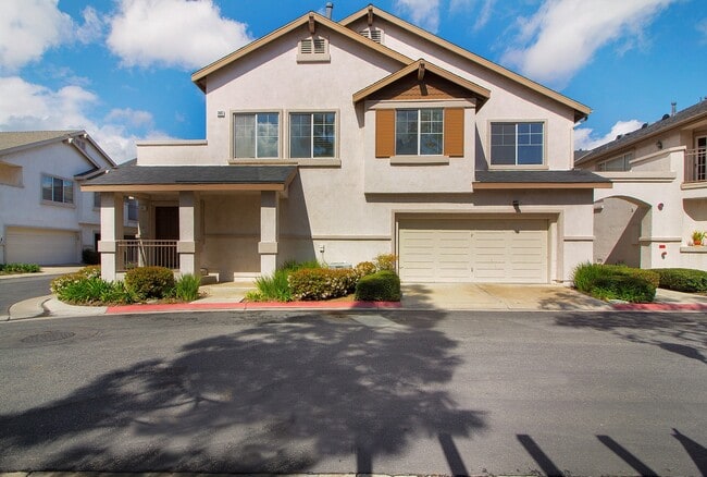 Building Photo - Spacious Townhome | Desirable Orange Location