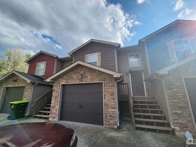 Building Photo - 3 bedroom townhouse available now