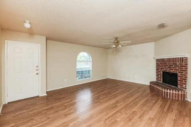 Photo - 617 Sawyer Dr