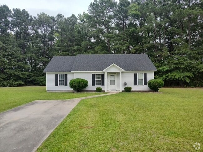 Building Photo - Beautiful home located right outside City ...