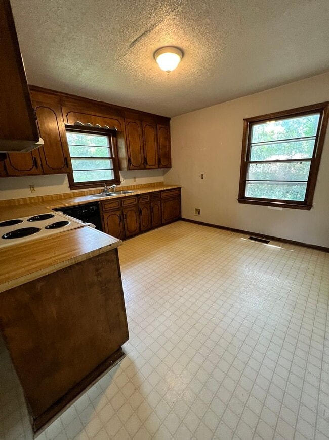 Photo - 3BD/ 2BA W Fredericks Street