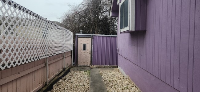 Backside - 605 E Applegate Dr Unit B