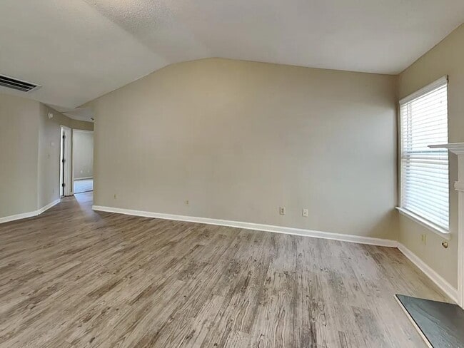 Building Photo - 265 Village Dr