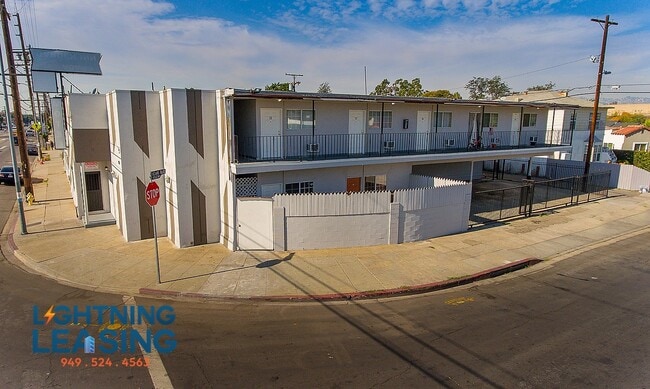 Building Photo - 4902 W Adams Blvd Unit 8C Rental