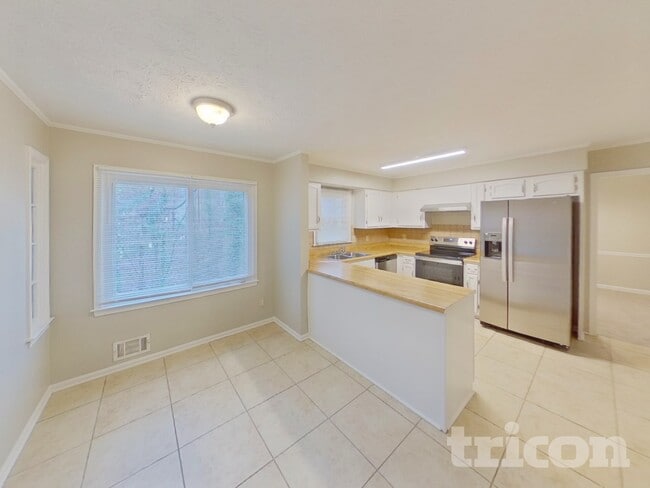 Photo - 215 Comstock Ct