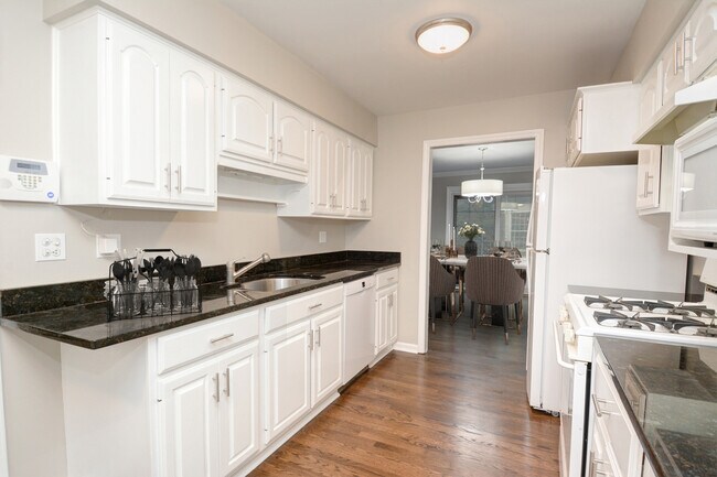 Photo - 2S750 Ave Barbizon