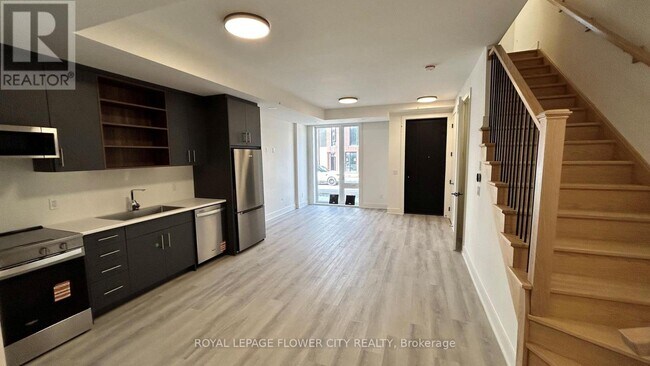 Photo - 124 Everett Cmn