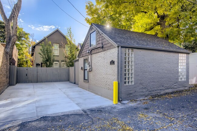 Building Photo - Congress Park – Beautiful High-End Studio