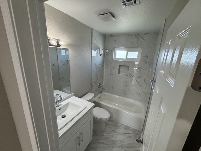 Photo - Beautifully Remodeled 2-Story Unit! Unidad B