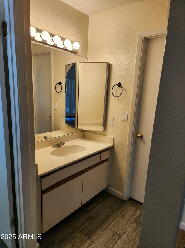 Photo - 1820 E Morten Ave Unidad 112