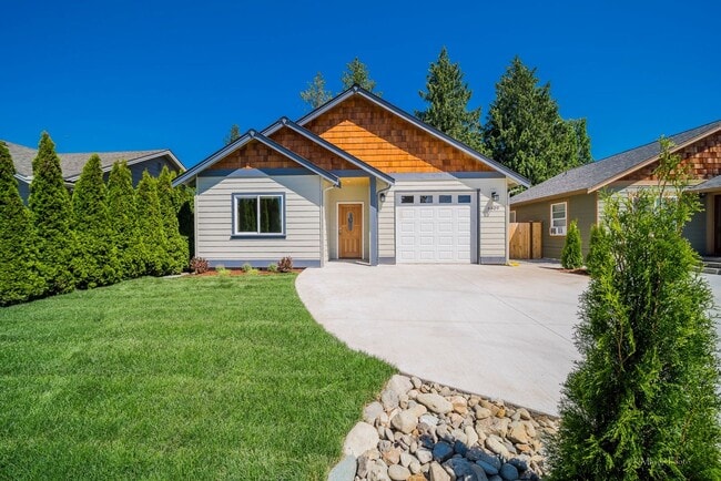 Building Photo - Custom & upgraded 3 bed 2 bath rambler w/ 1 car garage!