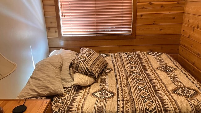 Photo - Furnished mountain cabin