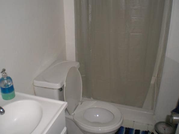 Baño - 2000 Linden Apartamentos