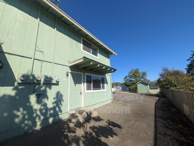 Photo - 84 SE Grape Ave