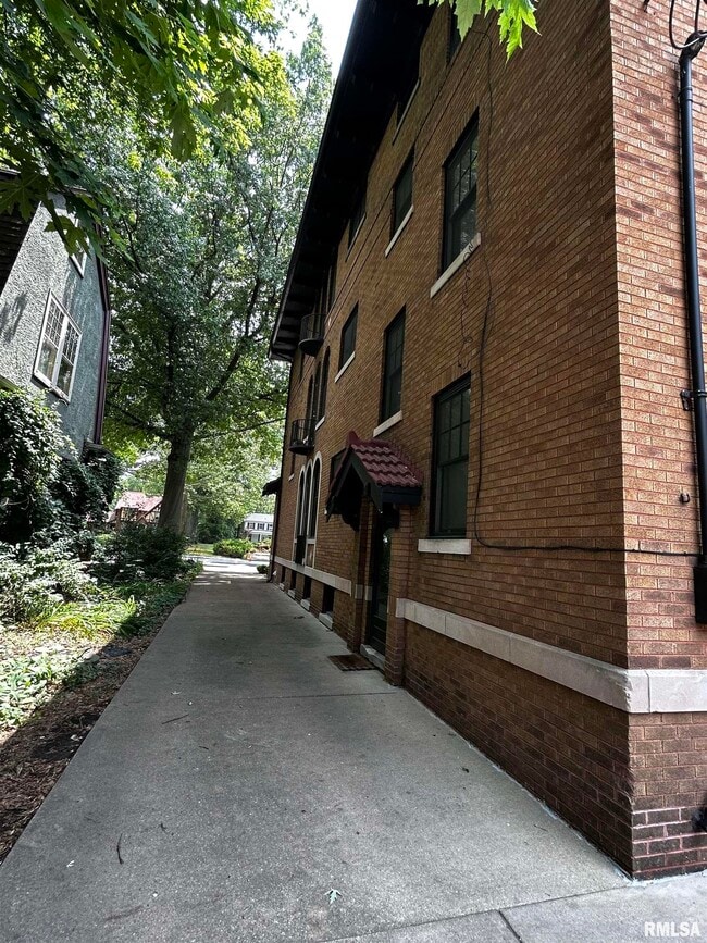 Building Photo - 1725 W Moss Ave Unit 3
