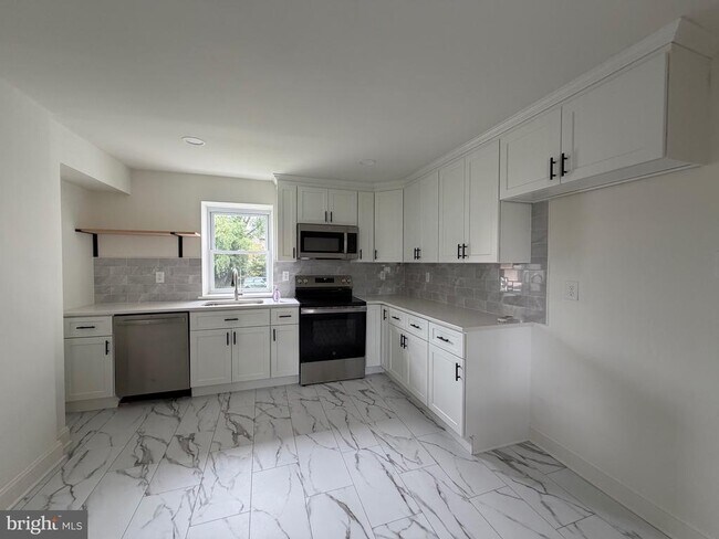 Photo - 461 W 11th Ave