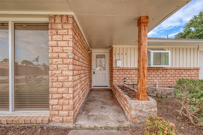 Photo - 4923 Poinciana Dr