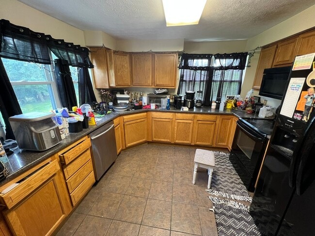 Building Photo - 4 Bedroom House in Westover
