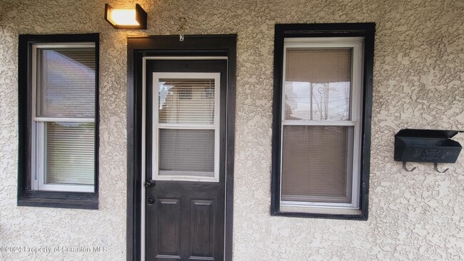 Photo - 864 S Main St