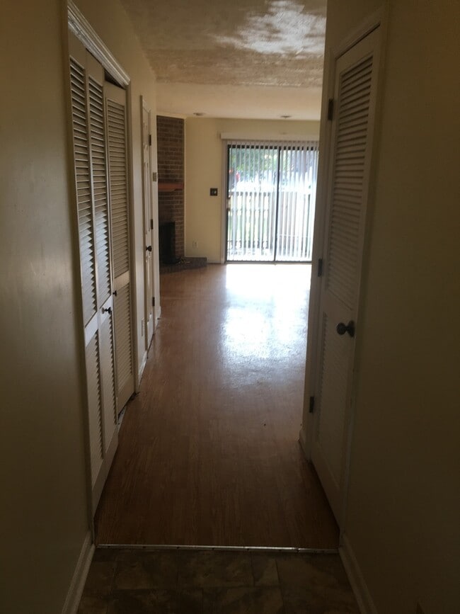 Building Photo - 2 Bedroom 1.5 bath for $1300 a month! Rental