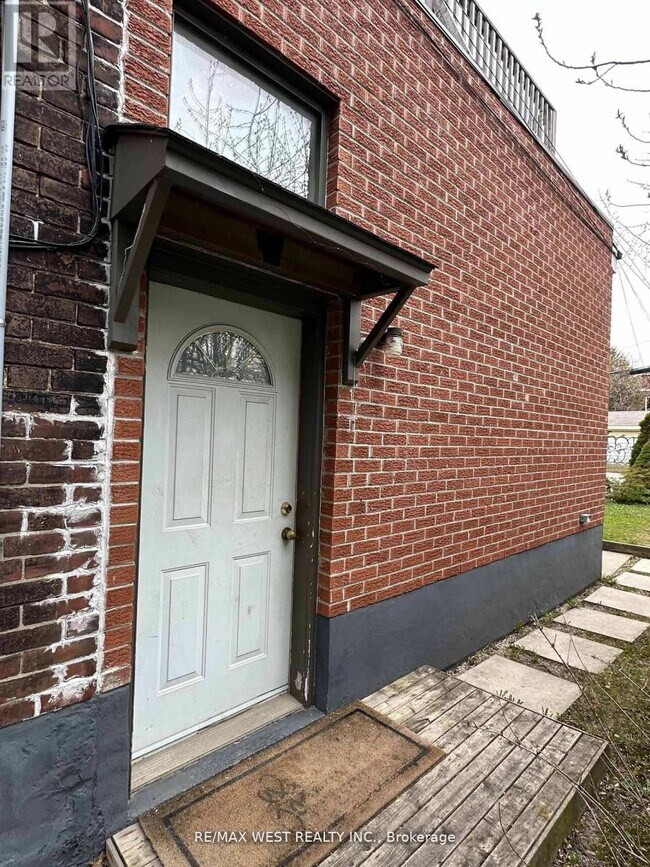 Photo - 563 Ossington Ave