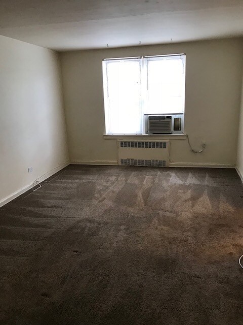 Empty Apartment facing front of buiding - 105-25 67th Ave Unidad 4C