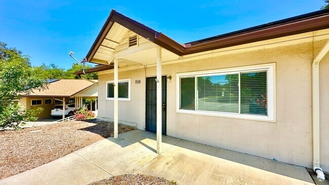 Building Photo - Light, Bright, and Recently Updated, this ... Rental