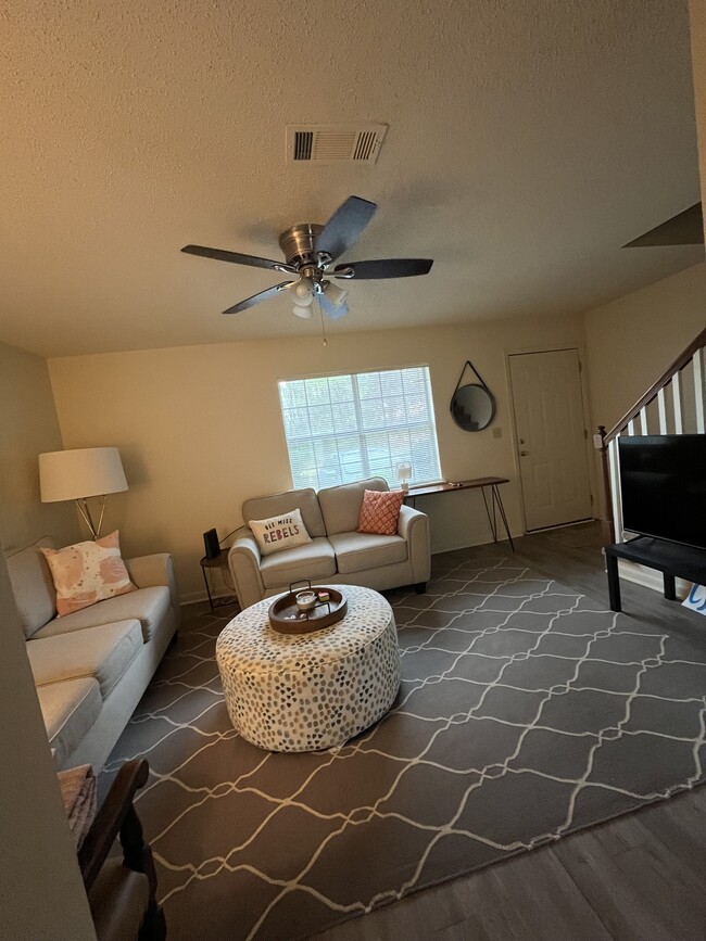 Den, coat closet, ceiling fan, & furniture included - 117 Michael Dr Unidad 117