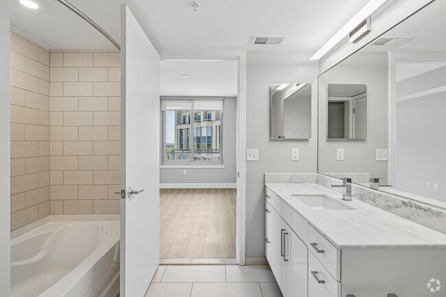 2BR, 2BA - 1,086SF - Primary Bathroom