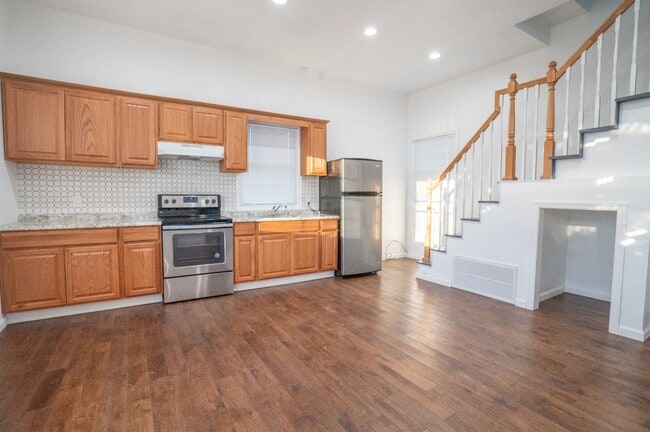 Building Photo - 43-45 Case Ave Unit 43