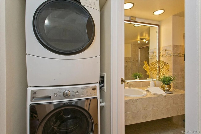 Photo - 1 bed 1 bath Amazing ocean, marina and mountain view unit.