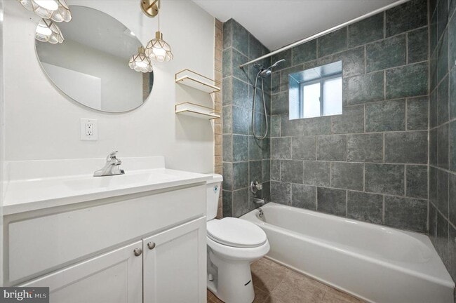 Photo - 237 Roxborough Ave Unit 2