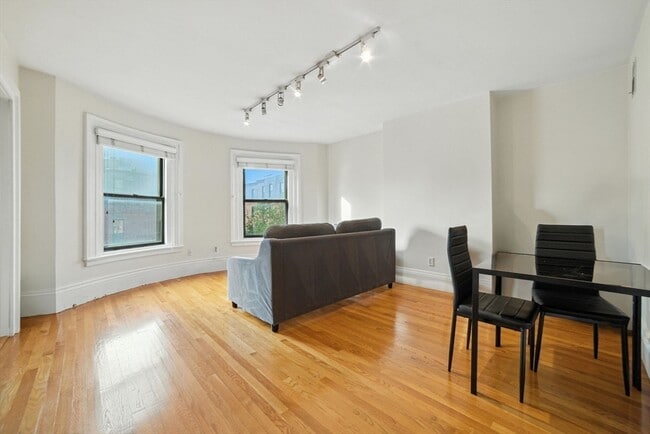 Building Photo - 310 Shawmut Ave Unit 3 Rental