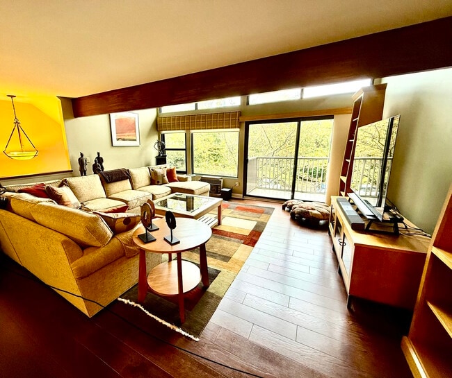 Building Photo - 1465 E Putnam Ave Unit 217