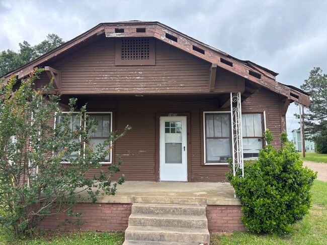 Building Photo - Charming 2 bedroom with natural hardwood floors
