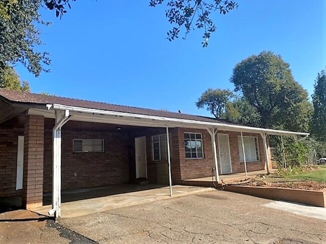 Building Photo - Cute House w/ Yard!!