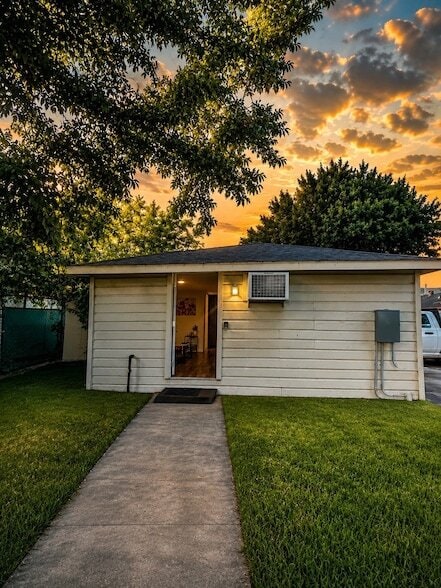 Building Photo - 8041 Howard Dr Unit 2