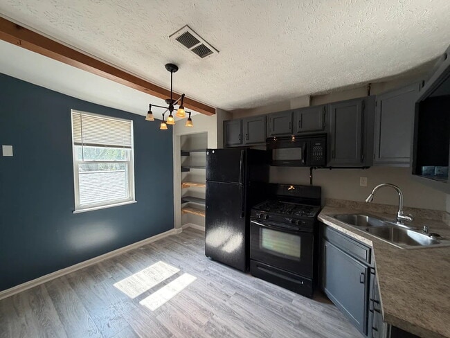Photo - Charming 3-Bedroom Apartment in the Heart of Jeffersonville 

All Utilities Included Unidad 2